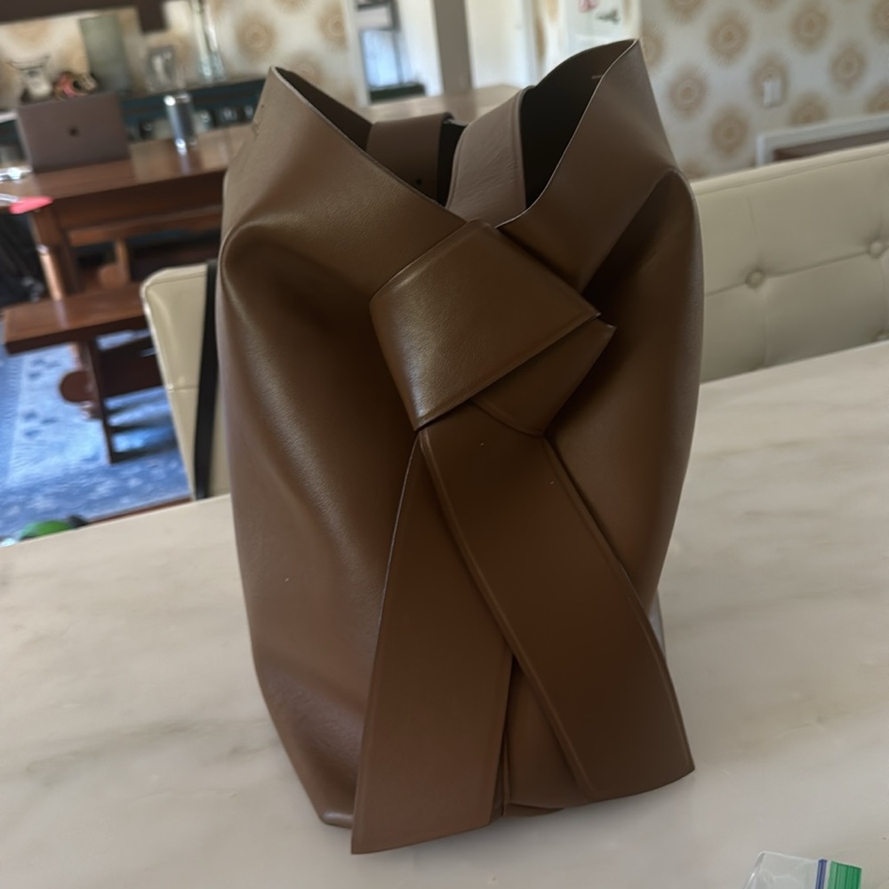 ACNE Brand. Large, brown leather tote with detail siding - Picture 2 of 2